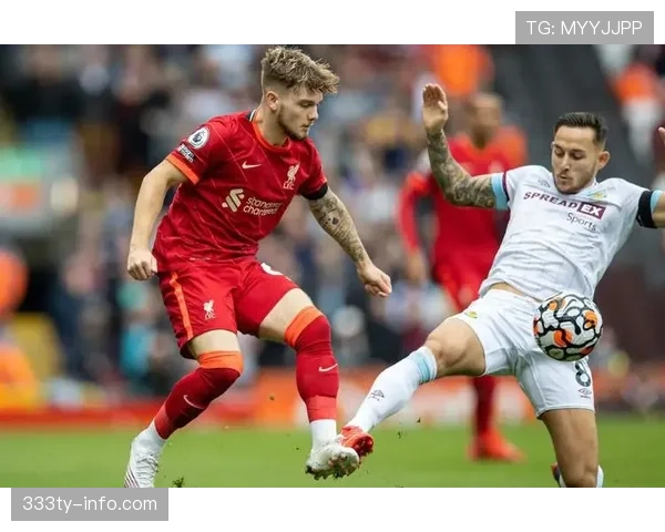 范戴克后场长传进攻中的战术枢纽作用解析